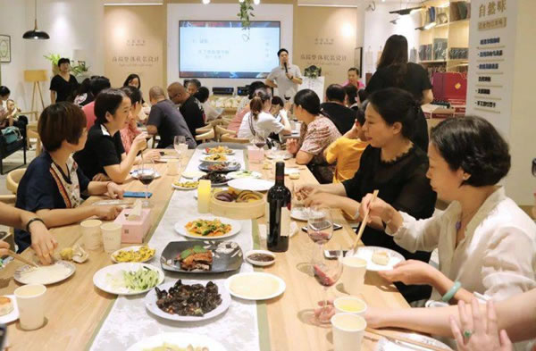 英倫美家墻紙感恩回饋 共同歡度團(tuán)圓時(shí)刻