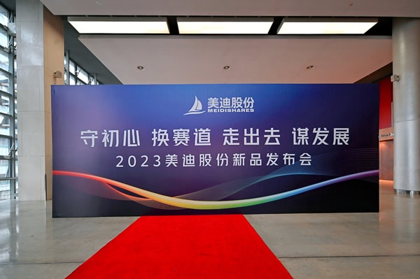 羽尚輕整裝唐萬勇
